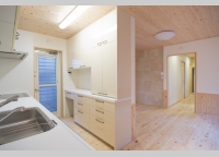 階下の親世帯には床暖房を設置。
床と天井はヒノキ材、壁は珪藻土と、身体
に優しい自然素材です