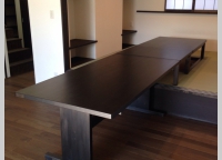 ダイニングテーブルが堀座卓につがる特注の家具はフォレスタイルポイントで製作しました。
