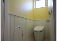トイレがとっても可愛らしくなりました
黄色いクロスに壁の厚みを生かした扉付のニッチはトムとジェリーのイメージで
