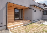 リビングから出ると、芝の庭が広がります