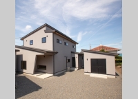 外壁はスタッコフレックス塗装とガルバの屋根
敷地内に、母屋と同じ仕様で離れと倉庫も建てられました。

