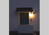 夕刻、マリンランプの柔らかな光が玄関に灯る