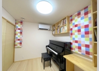 ピアノ室
遮音性能を高めた個室にカーテンでアクセント。