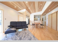 天井は杉板、壁は漆喰と自然素材をふんだんに使用し快適な空間です