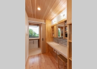 南向きに設けられた、快適な水回り
洗面所、脱衣室、浴室、ランドリールーム、外のウッドデッキという導線がひとつながり