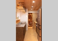 玄関から、下足室、キッチンという導線も確保しています