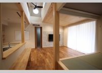 吹抜けの丸窓が特徴的なリビング